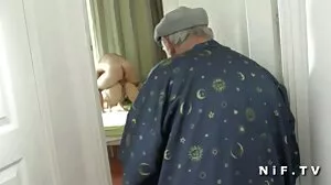 HANDJOB سكسي لبناني نيج الإباحية مع المحافظ Lilly Sapphire من Reality Kings